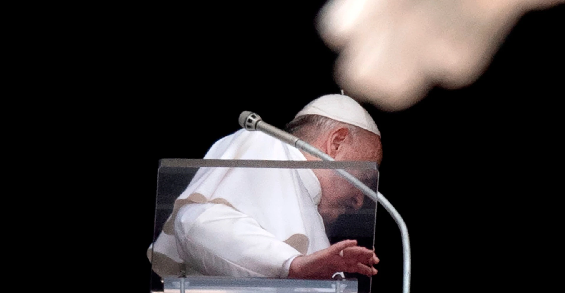 Papa Francesco o Matteo Salvini? Repubblica, delirio in prima pagina: il leghista infierisce sul quotidiano