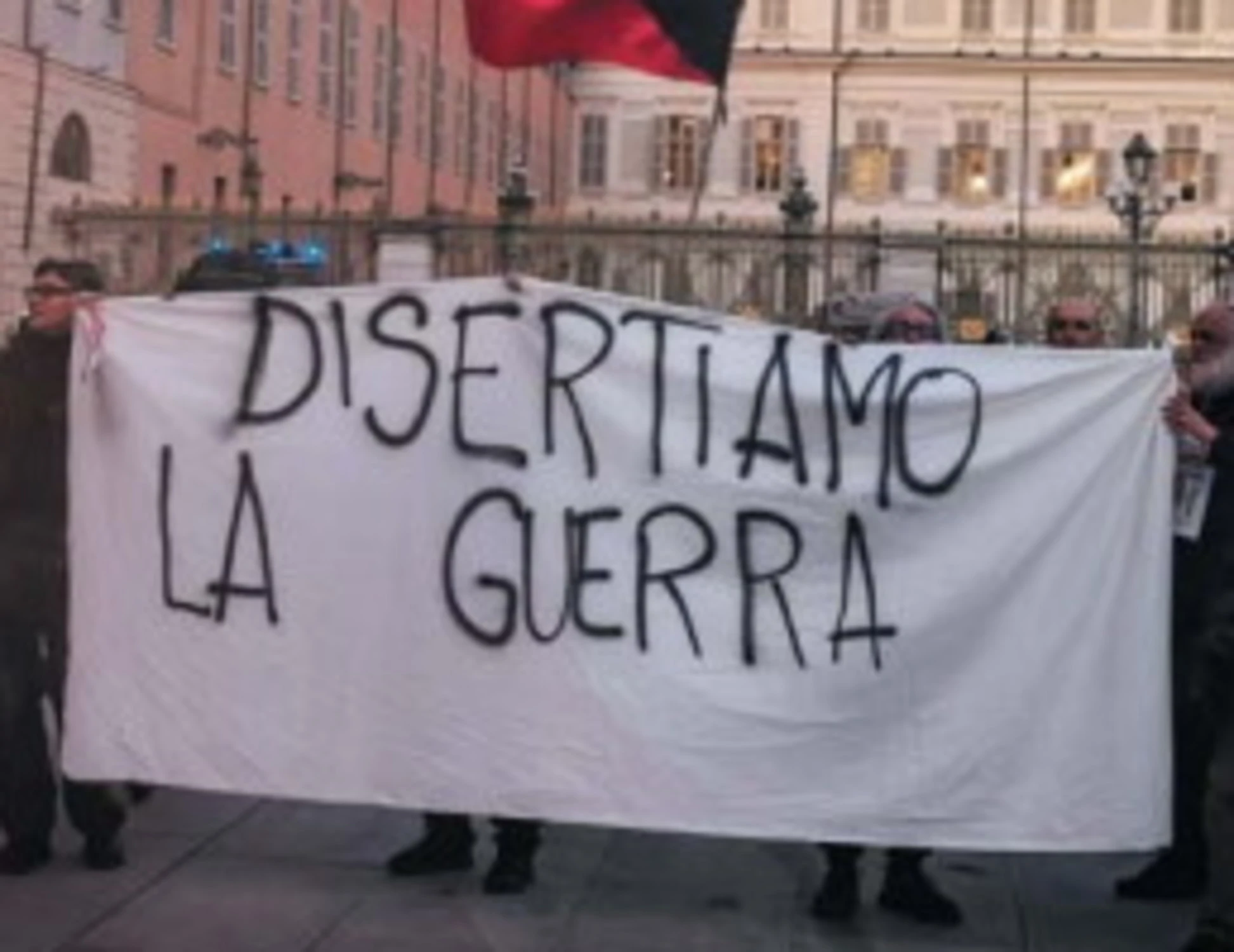 4 novembre, sinistra in pieno delirio: "Forze disarmate", che esercito vogliono