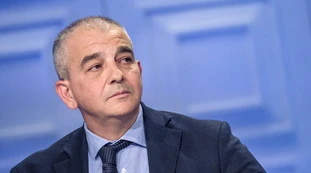 FdI, Fazzolari: "Perché il Pd è sopravvissuto in Europa"