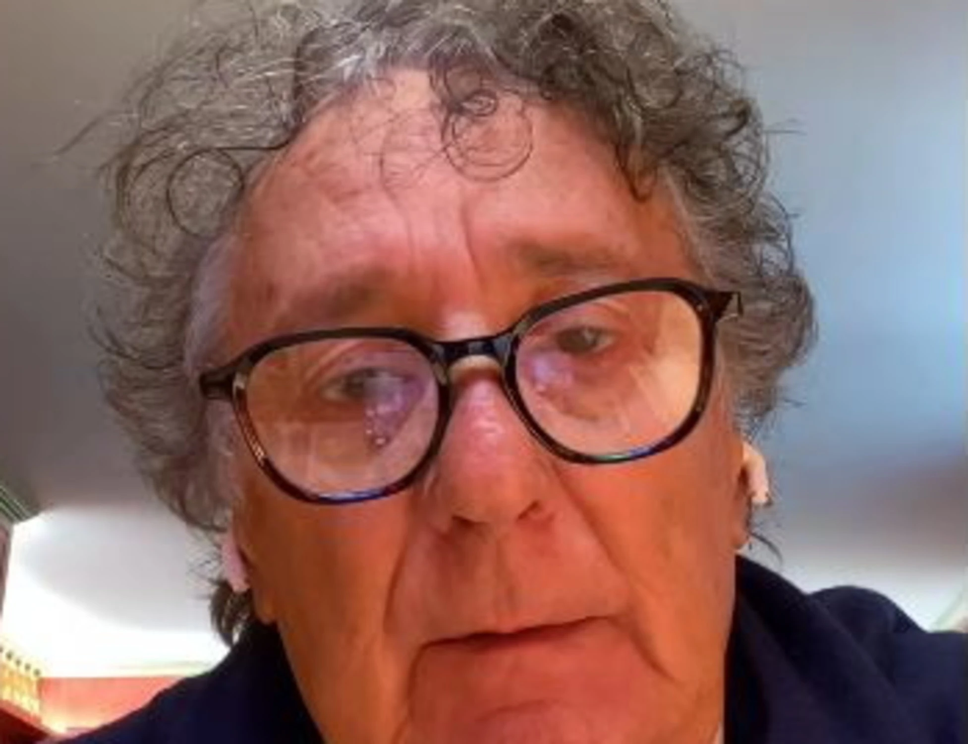 Enzo Iacchetti è andato in tilt: in video, le sparate sull'accordo di pace a Gaza