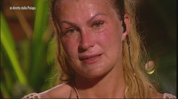 Isola dei famosi, Eva Henger e la droga di Francesco Monte: "Nella notte ha scordato tutto?"
