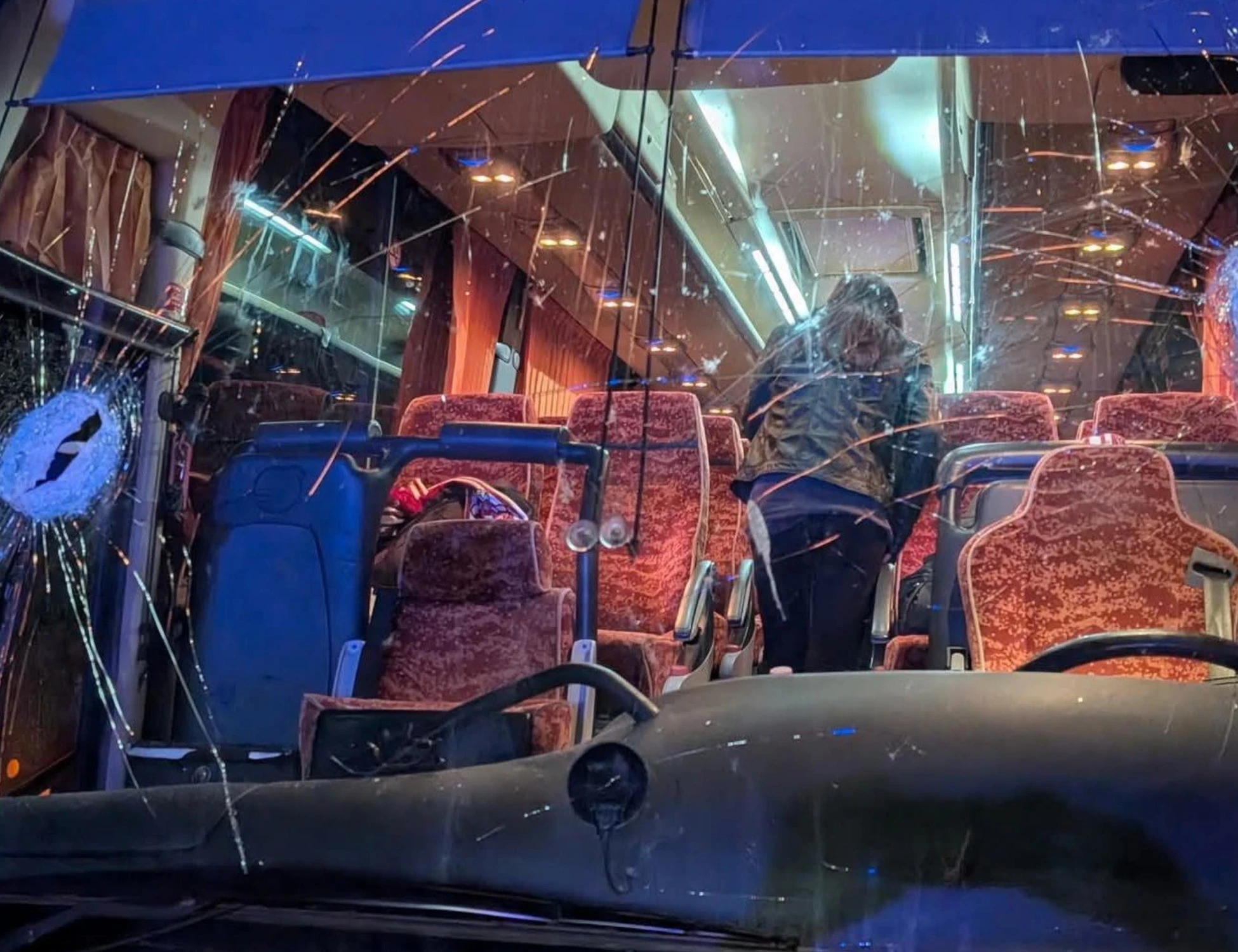 Terni, agguato dei tifosi al pullman del Pistoia basket: sassaiola, morto l'autista