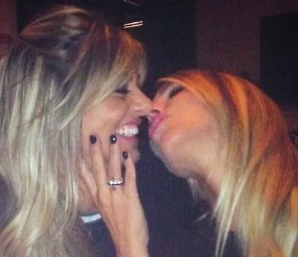 Il bacio lesbo di Guendalina Canessa dopo l&apos;addio a Luca Marin
