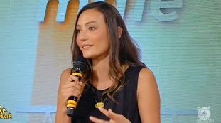 Striscia la Notizia, sconcertante gaffe a Forum: "Per fortuna, la ragazza riusciva ad evacuare", la Odescalchi fa calare il gelo