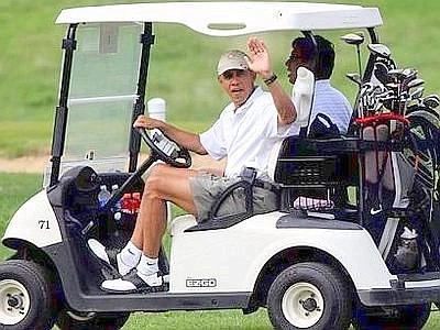 Obama inizia le vacanze a Martha's Vineyard, partita di golf ma poca fortuna