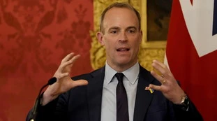 Regno Unito, si dimette il vicepremier Dominic Raab: scandalo a Londra