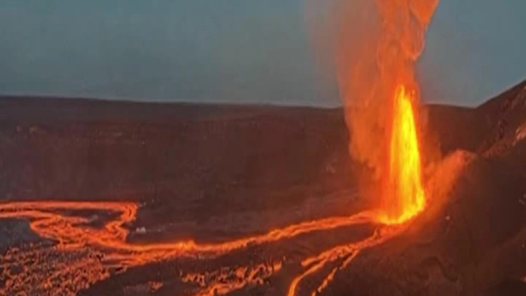 Hawaii, torre di lava nel vulcano Kilauea
