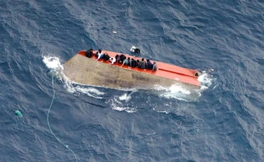 Sea Watch, consegna di immigrati: indagato il comandante, le foto che lo incastrano