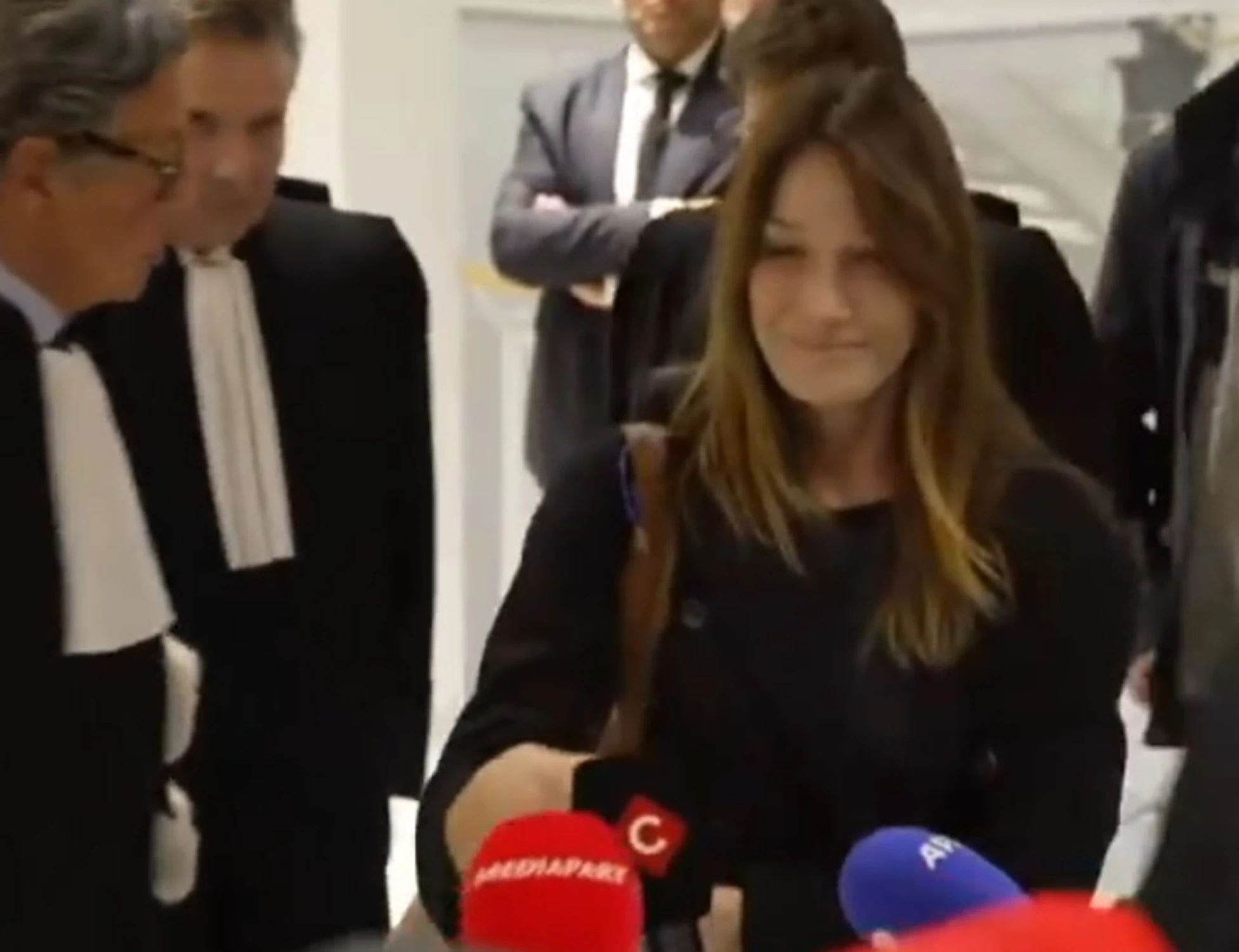 Sarkozy condannato, Carla Bruni perde la testa: strapazza il giornalista