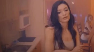 Russia, il delirante spot pro-Putin a luci rosse: la ragazza in lingerie...