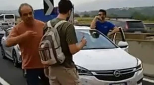 Ultima Generazione, automobilista contro i manifestanti: "Siete dei pezzi di m***"