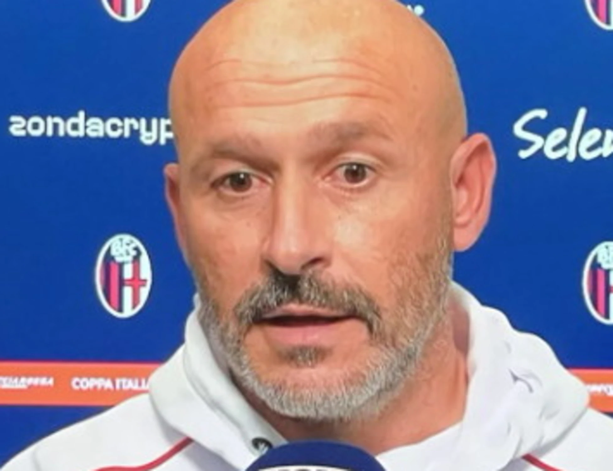 Vincenzo Italiano parla con un'altra voce: sconcerto in diretta