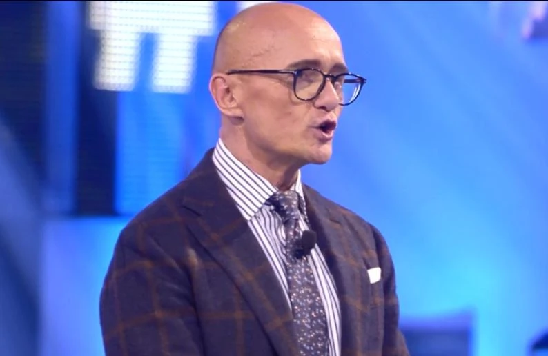 Grande Fratello Vip, Alfonso Signorini reagisce così al bacio tra Elia Fongaro e Jane Alexander: tutto finto?