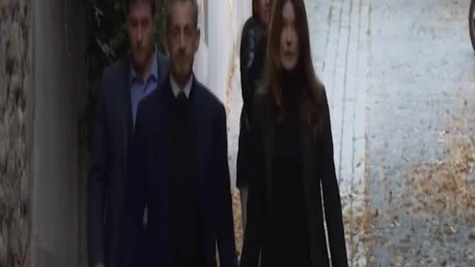 Sarkozy va in carcere: l'uscita da casa con Carla Bruni