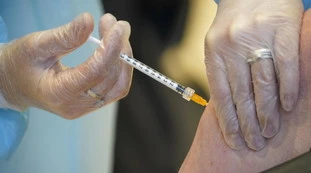 AstraZeneca, stop al vaccino anche in Irlanda: i nuovi dati sul rischio di coaguli nel sangue