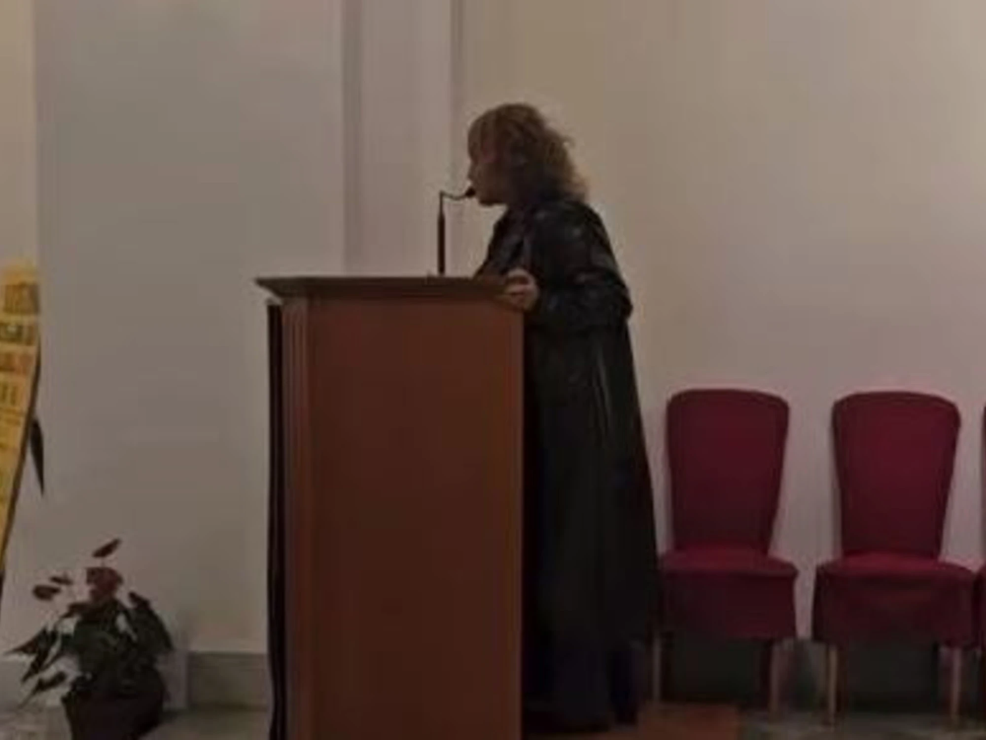 E la candidata di Renzi fa il comizio durante la messa