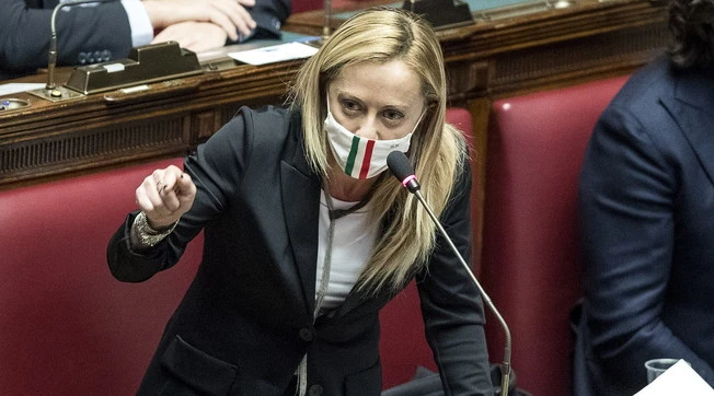 Giorgia Meloni alla Camera contro Giuseppe Conte: "Scenda dal piedistallo, guardi in faccia le persone che chiedono aiuto"