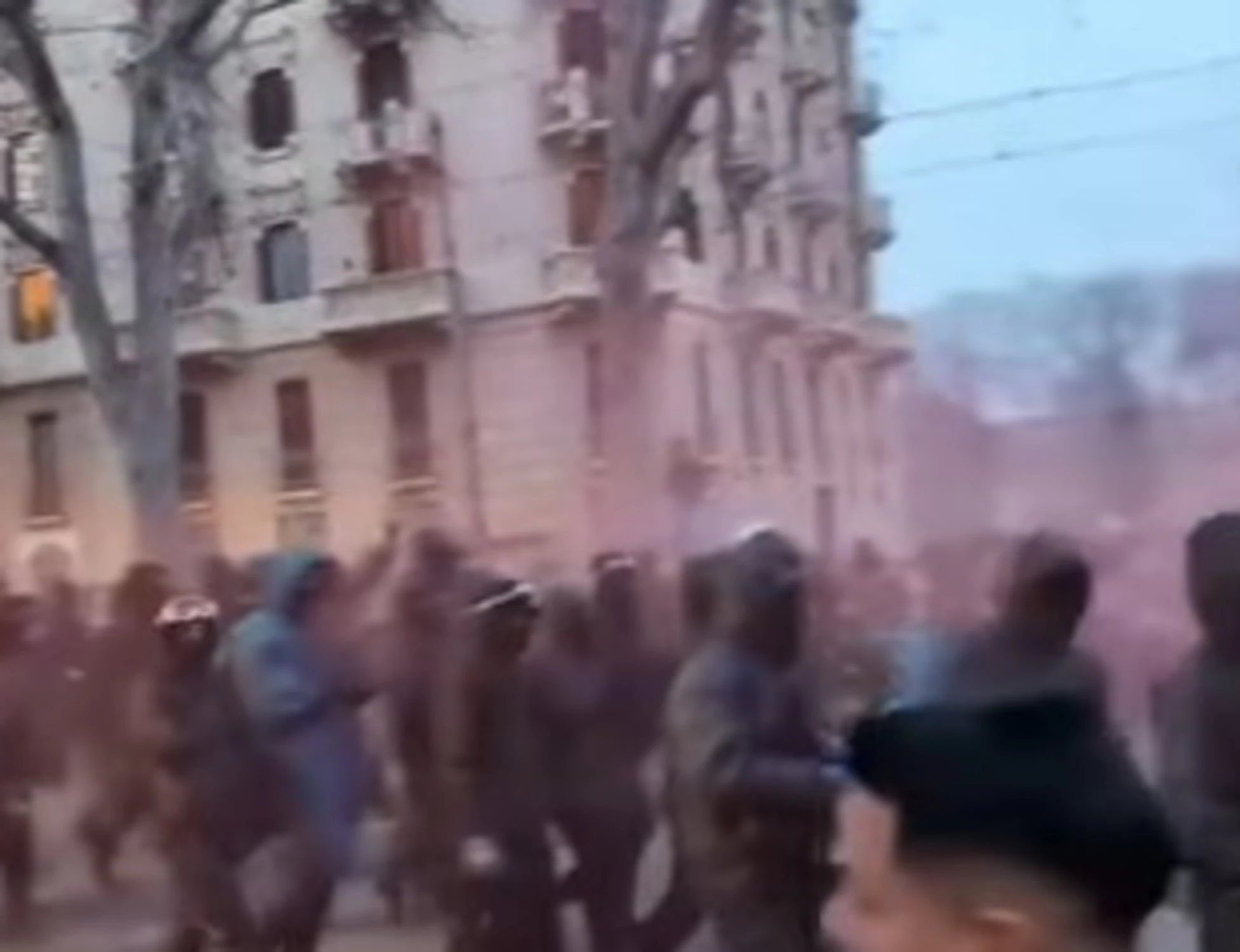 Askatasuna, il video che inchioda la sinistra: applausi e cori per gli incappucciati