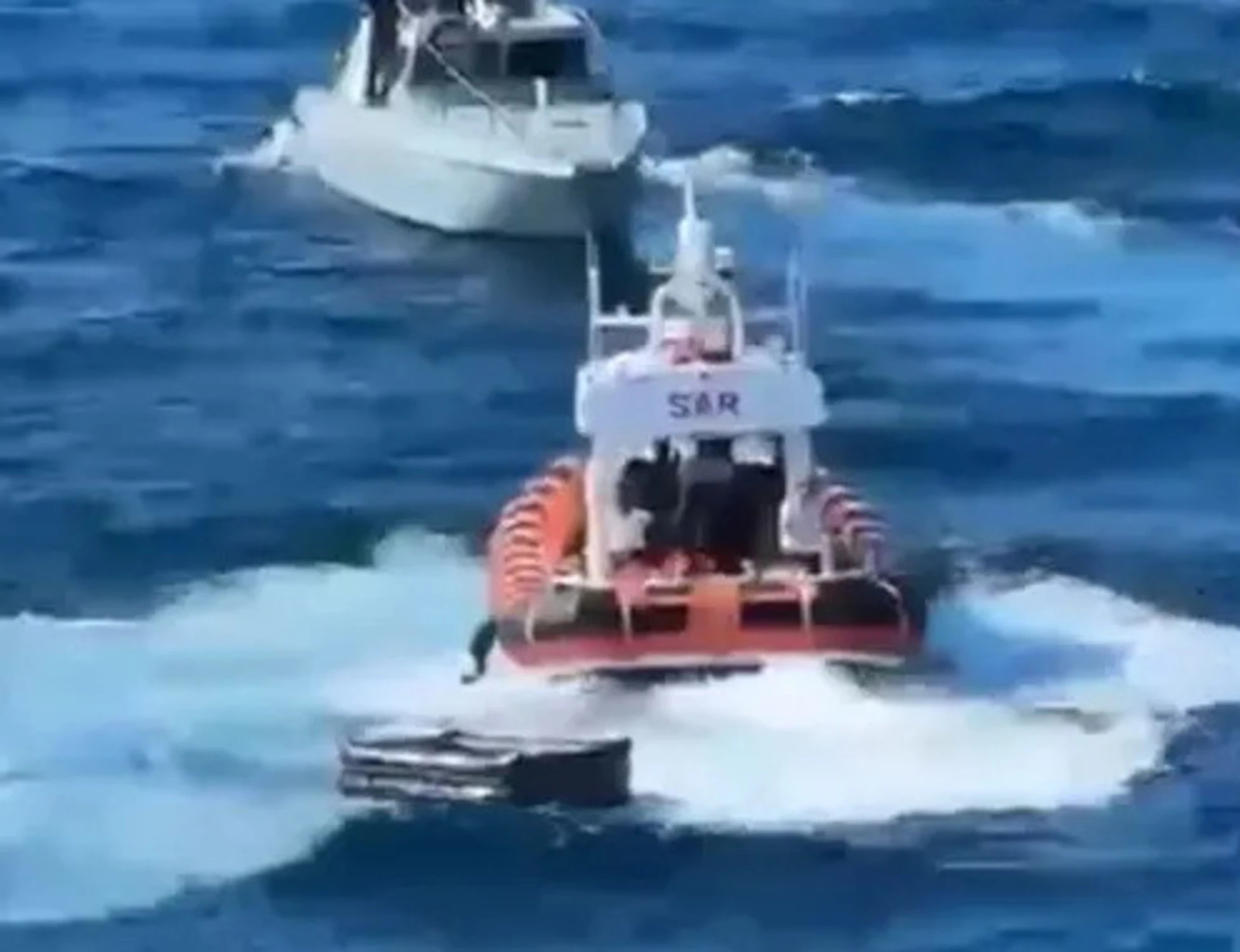 Sbarchi in Sardegna, i migranti vengono costretti dagli scafisti a tuffarsi in mare