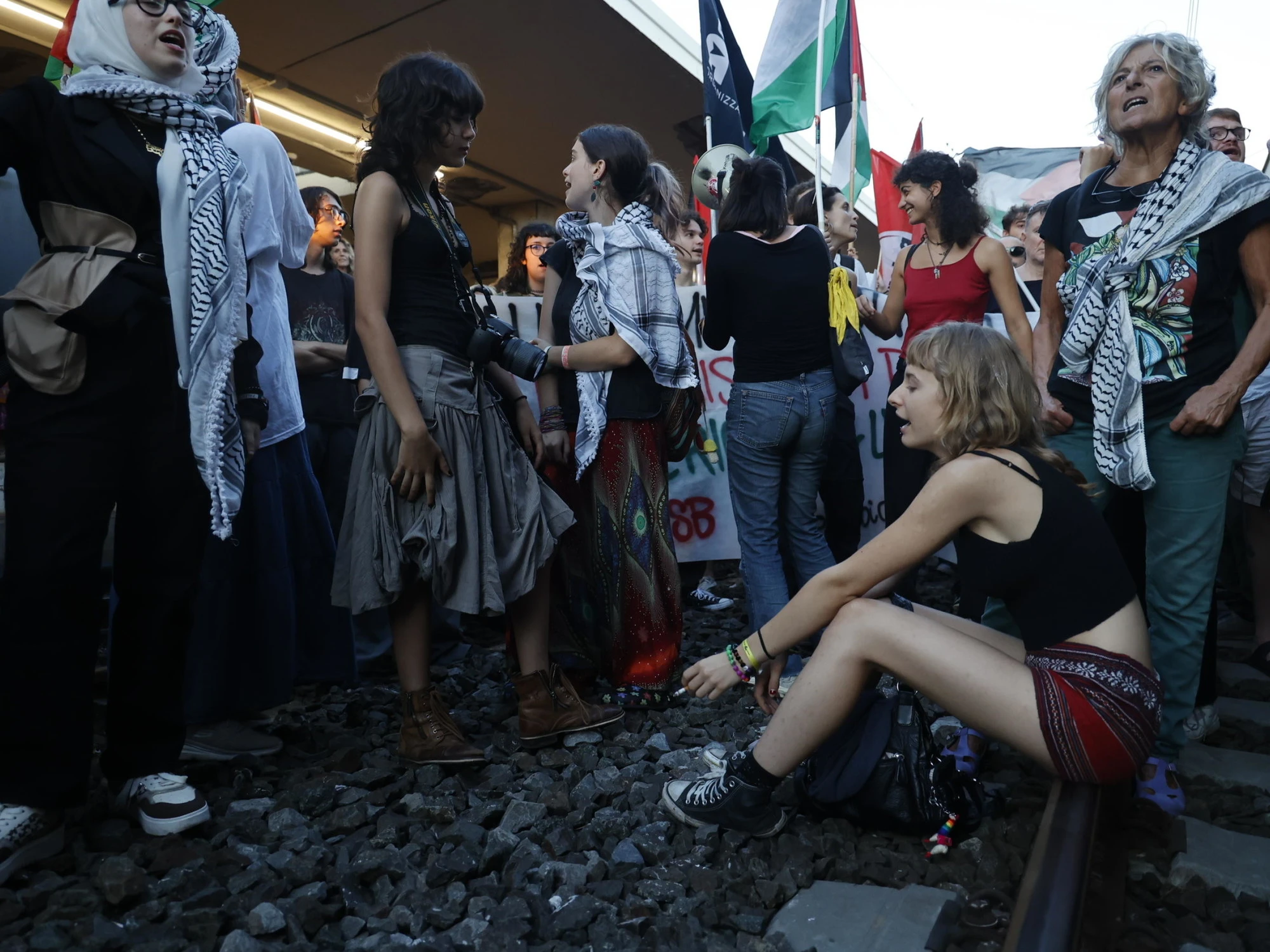 Pisa, assalto ai binari: circolazione ferma per la Flotilla