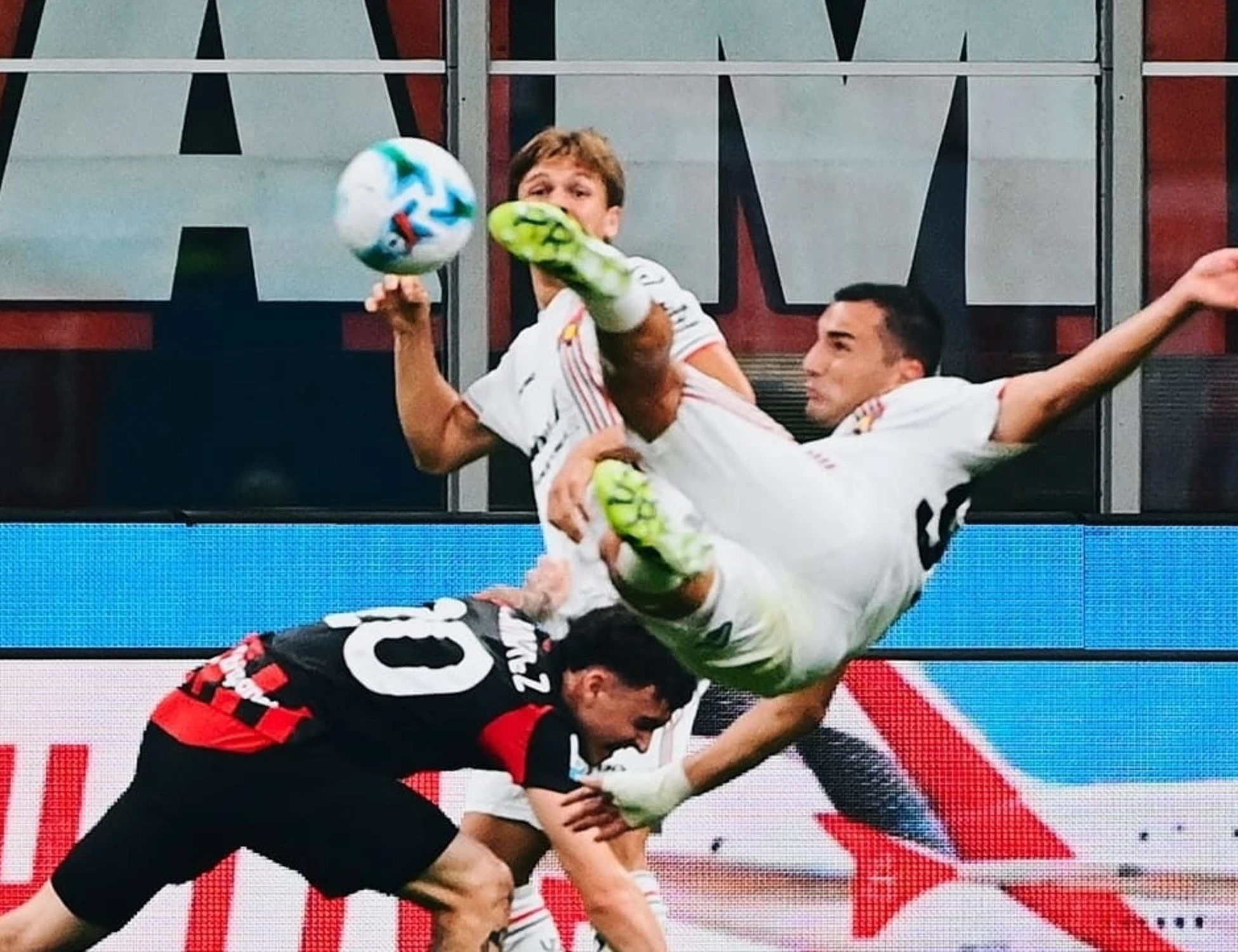 Milan, è subito incubo: la Cremonese vince a San Siro. la Roma batte il Bologna 1-0