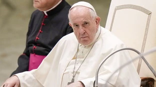 Papa Francesco, la strana visita: "I nostri cari stuprati e uccisi". Tsunami sul Pontefice, caos in Vaticano