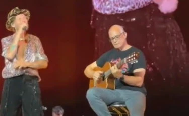 Roberto Gualtieri sale sul palco con Jovanotti, umiliato a tempo record. "Stappa i tombini"