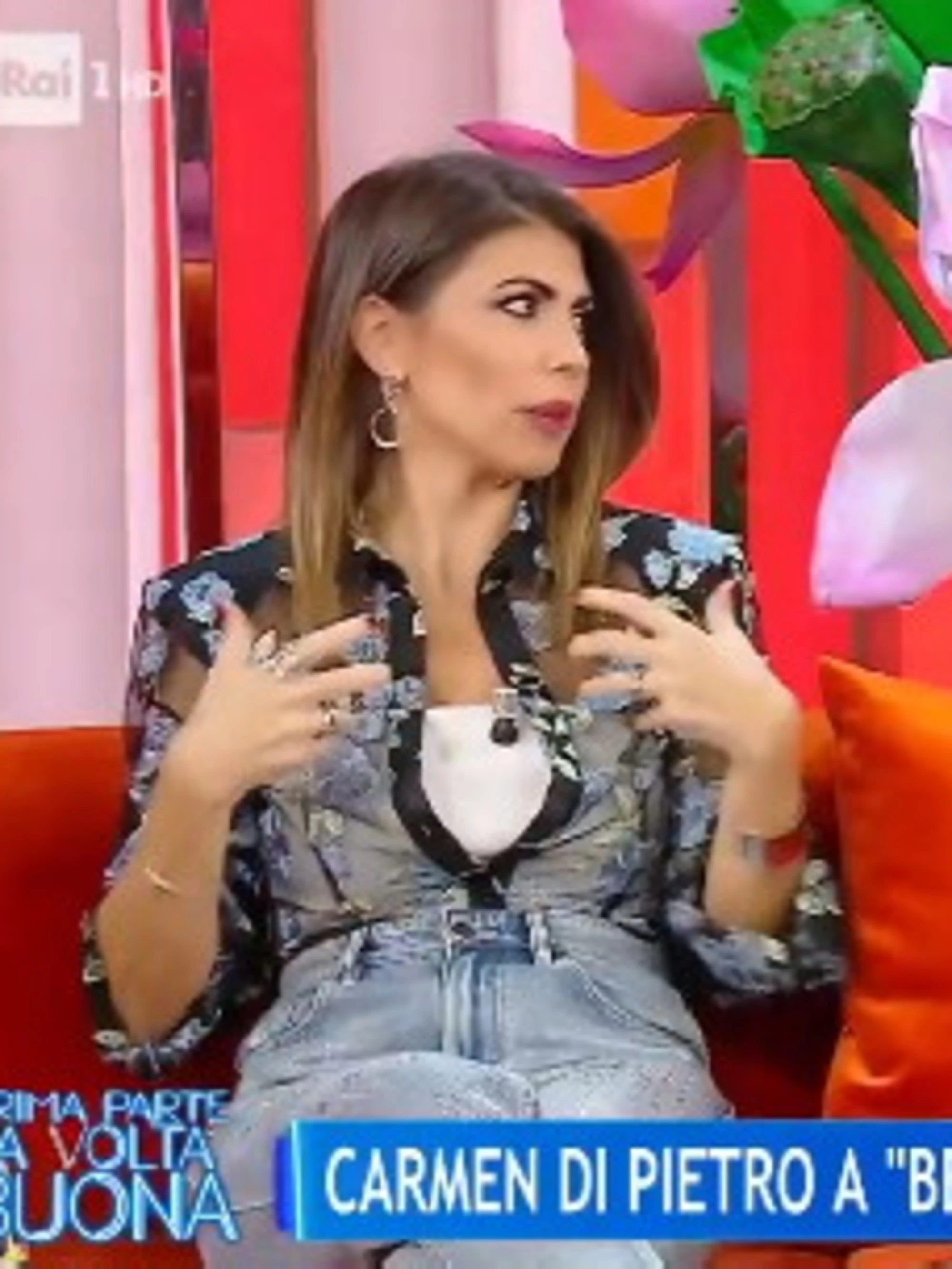 La Volta buona, "il segreto del suo seno sodo". Flora Canto sconvolge la Balivo