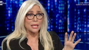 Domenica In, Mara Venier infuriata ferma l'intervista: "Scusate". Il gesto inaspettato