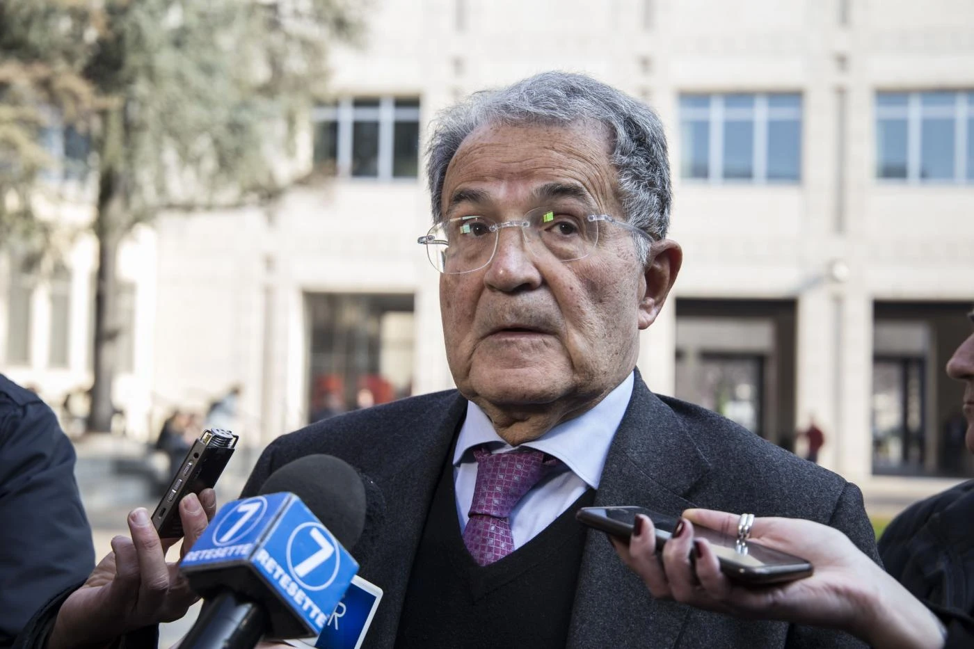 Romano Prodi, umiliazione estrema: la bandiera dell'Europa? Solo i rom ascoltano Professore e Pd