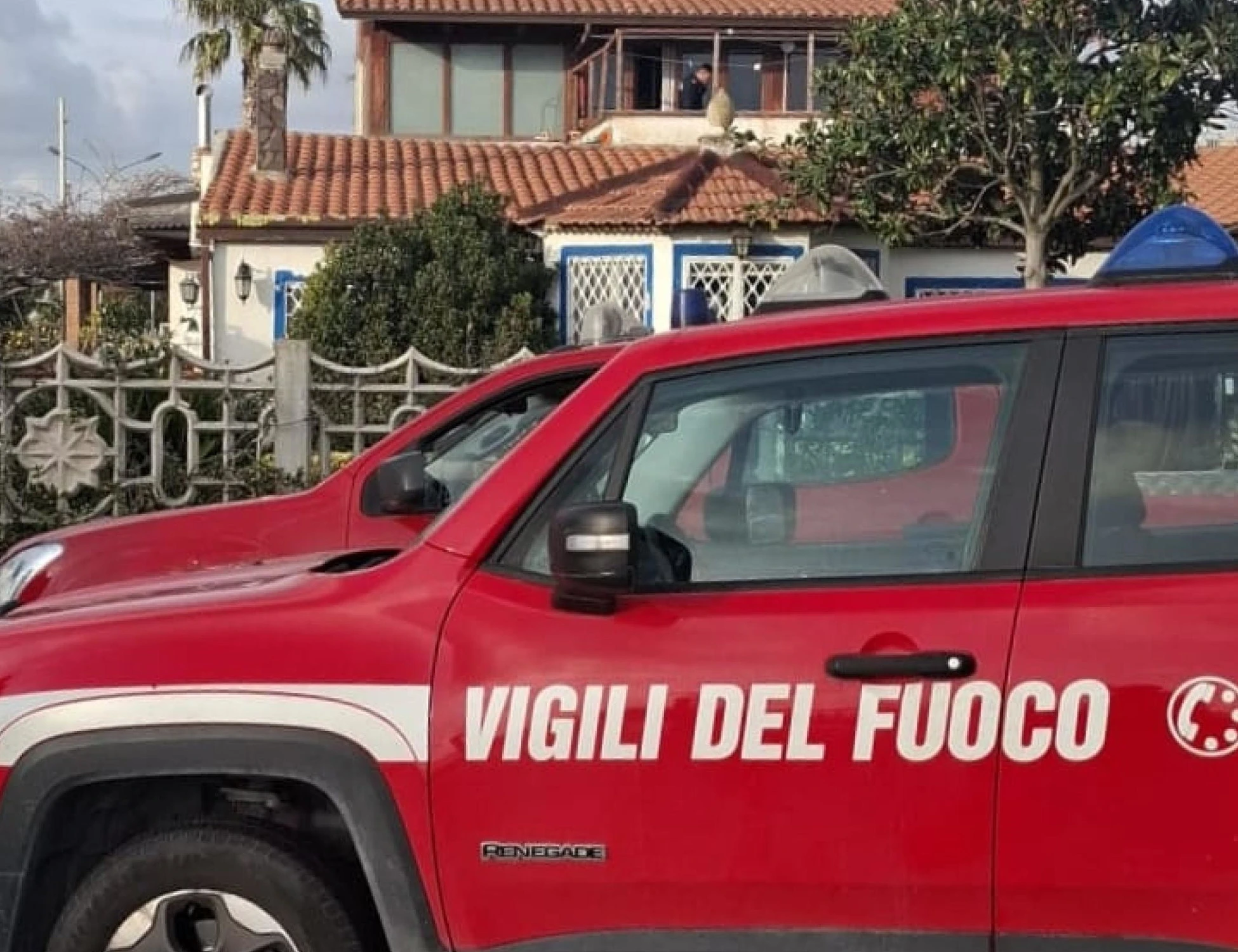 Pozzuoli, donna trovata morta carbonizzata in casa: tragedia e giallo