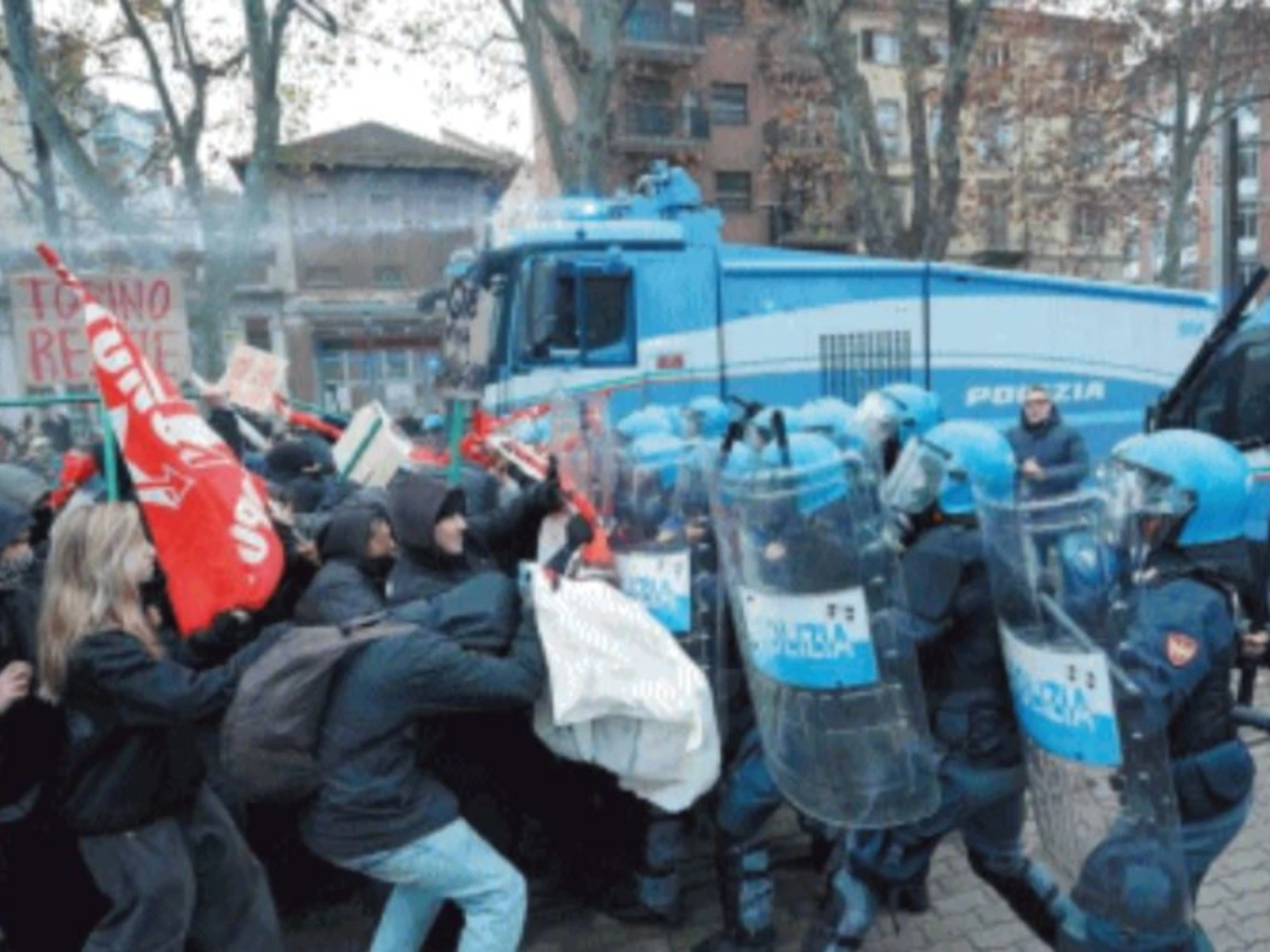 È allarme rosso per l'alleanza tra centri sociali