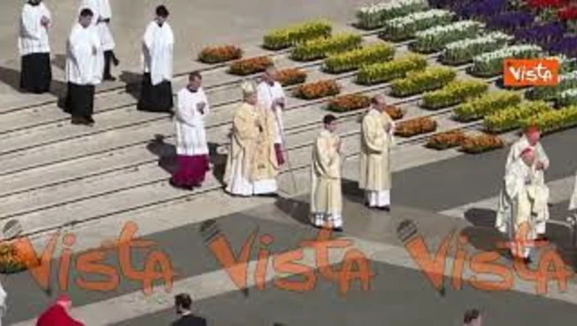 Papa Leone XIV esce sul sagrato di Basilica S. Pietro per celebrare la sua prima messa di Pasqua
