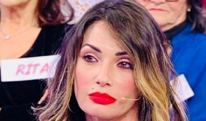Uomini e Donne, crisi isterica di Ida Platano: si chiude in bagno a piangere, le ragioni del dramma