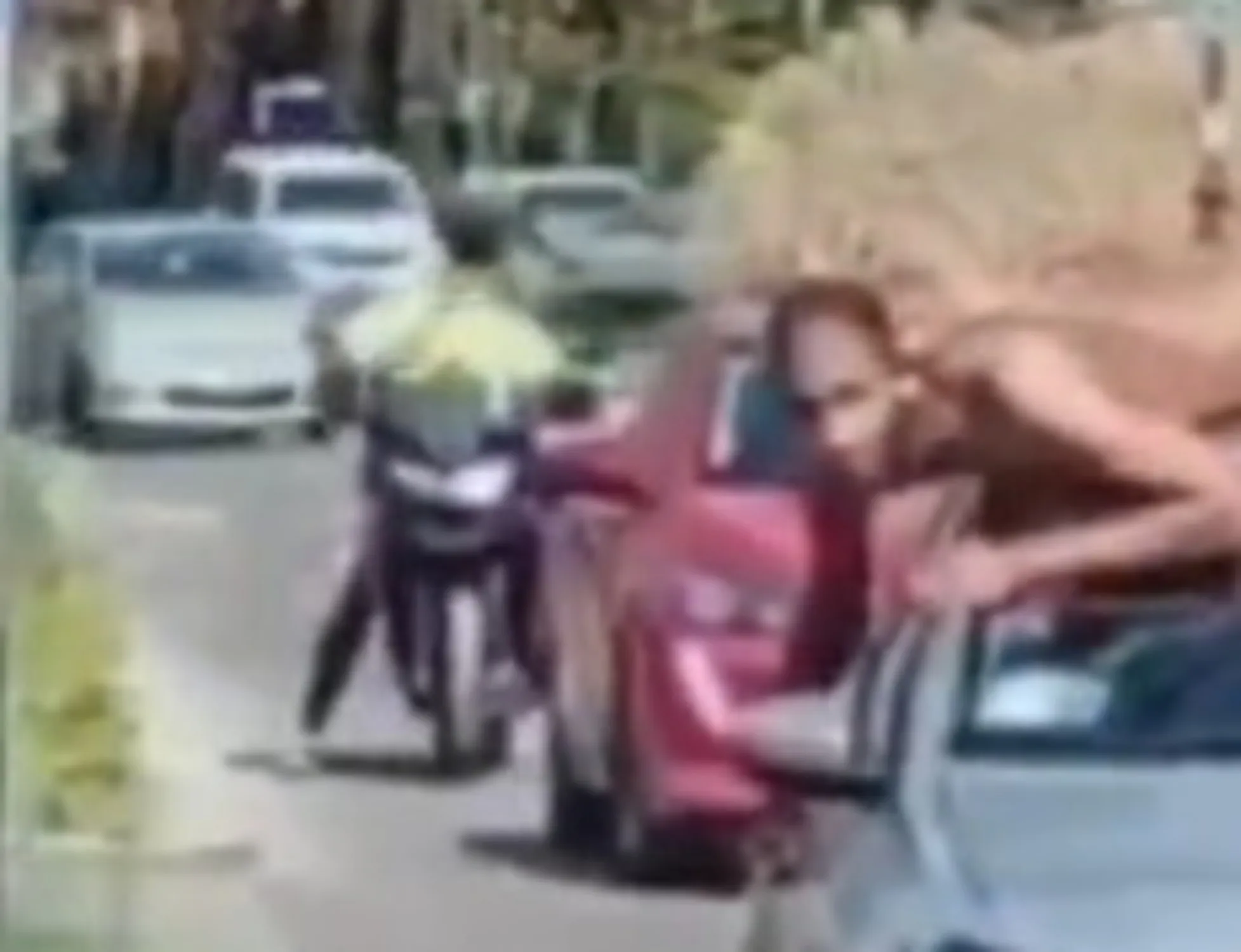 Reggio Emilia, l'immigrato nudo in strada: come terrorizza la donna al volante