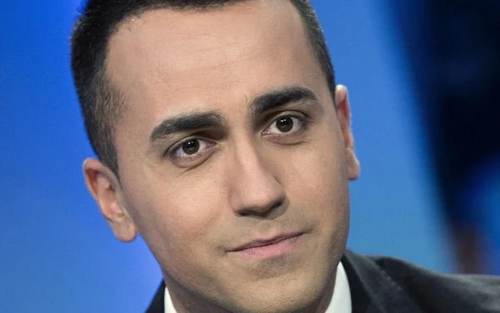 Luigi Di Maio e M5s, sputtanamento totale: il documento che mostra il programma taroccato sulla piattaforma Rousseau