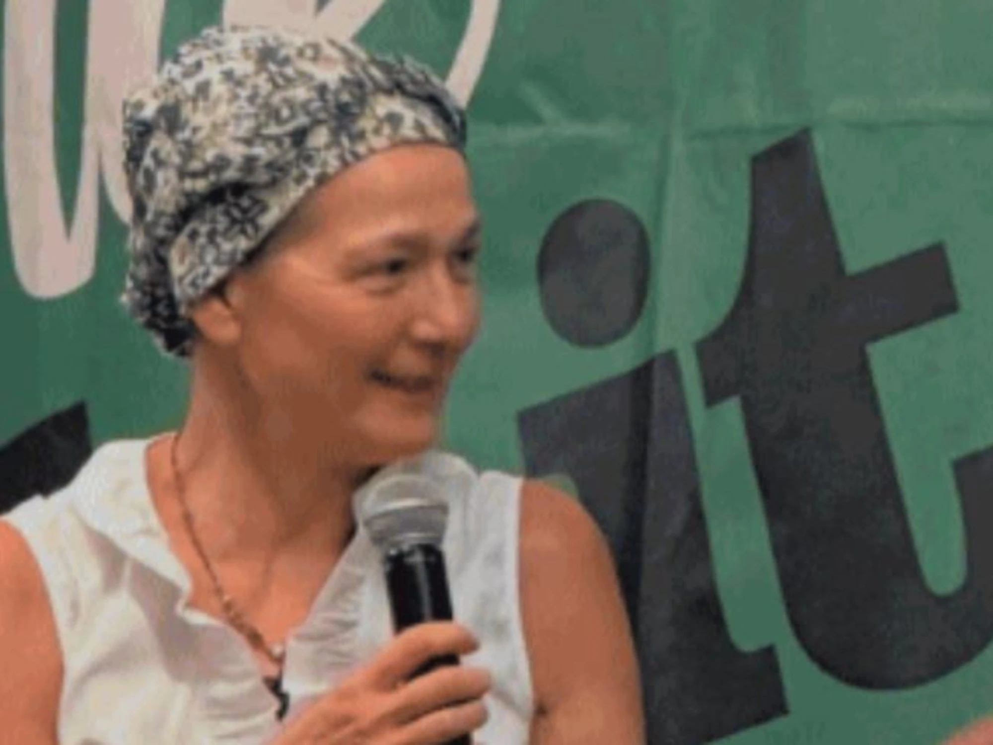 "Togli il foulard, fai schifo". La risposta della piddina è da applausi