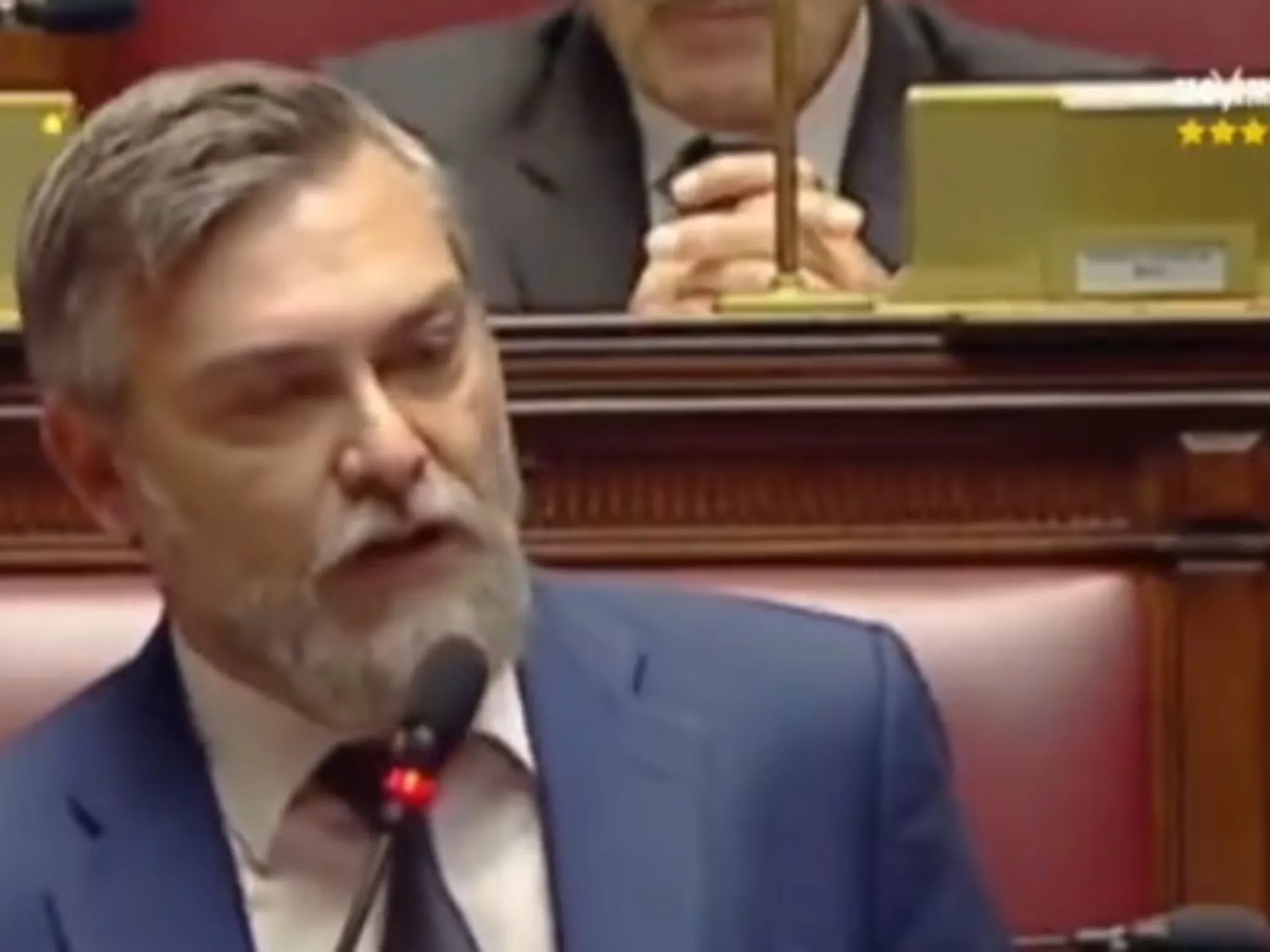 Leggi l'articolo: Vergogna Ricciardi, insulta Meloni e Libero in aula: "Servi. Se vi guardate allo specchio..."