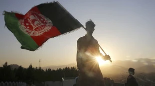 Afghanistan, le uccidono i genitori? Ragazza di 16 anni prende il mitra e fa strage di talebani: una vendetta brutale