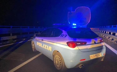 Lecce, rapina una donna e distrugge le auto in sosta: chi finisce in manette
