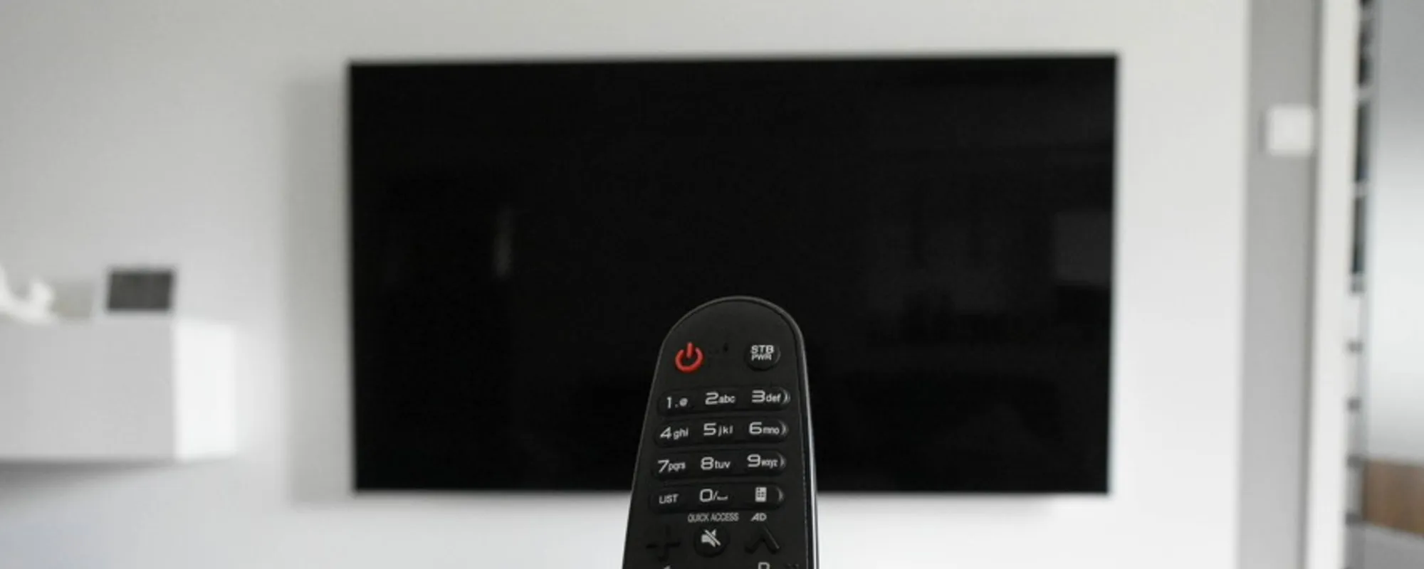 La smart tv che registra le tue conversazioni a schermo spento: il noto marchio sotto accusa