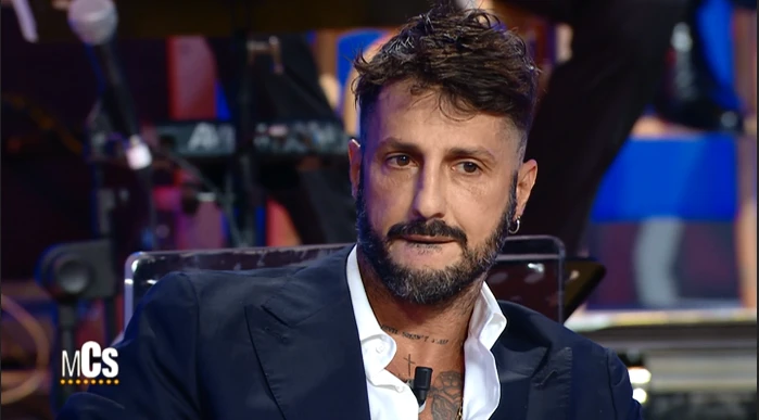 Fabrizio Corona, impensabile omaggio a Maurizio Costanzo: cosa si è tatuato sul collo