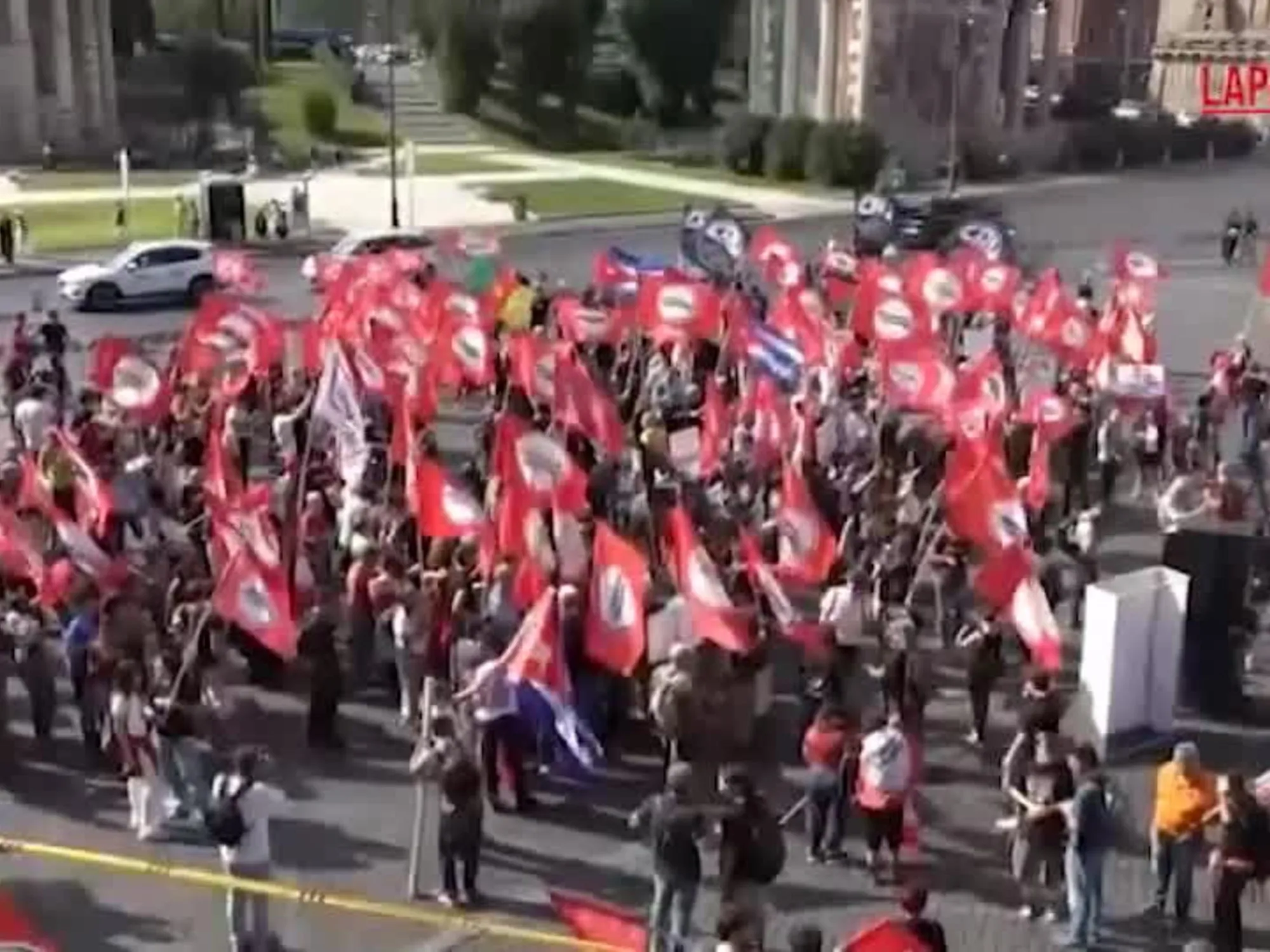 Leggi l'articolo: La manifestazione contro Meloni? Immagini imbarazzanti: il video fa il giro del web