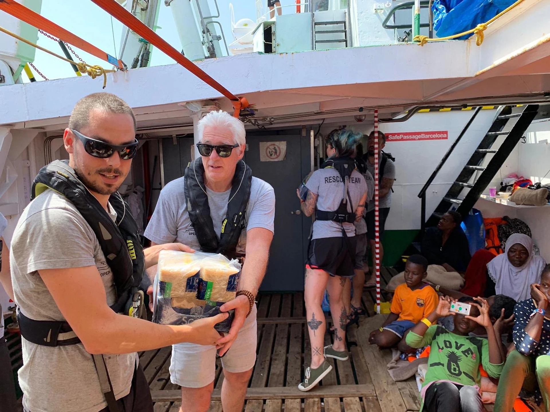 Open Arms, anche Richard Gere si imbarca con i migranti: insieme a lui Chef Rubio