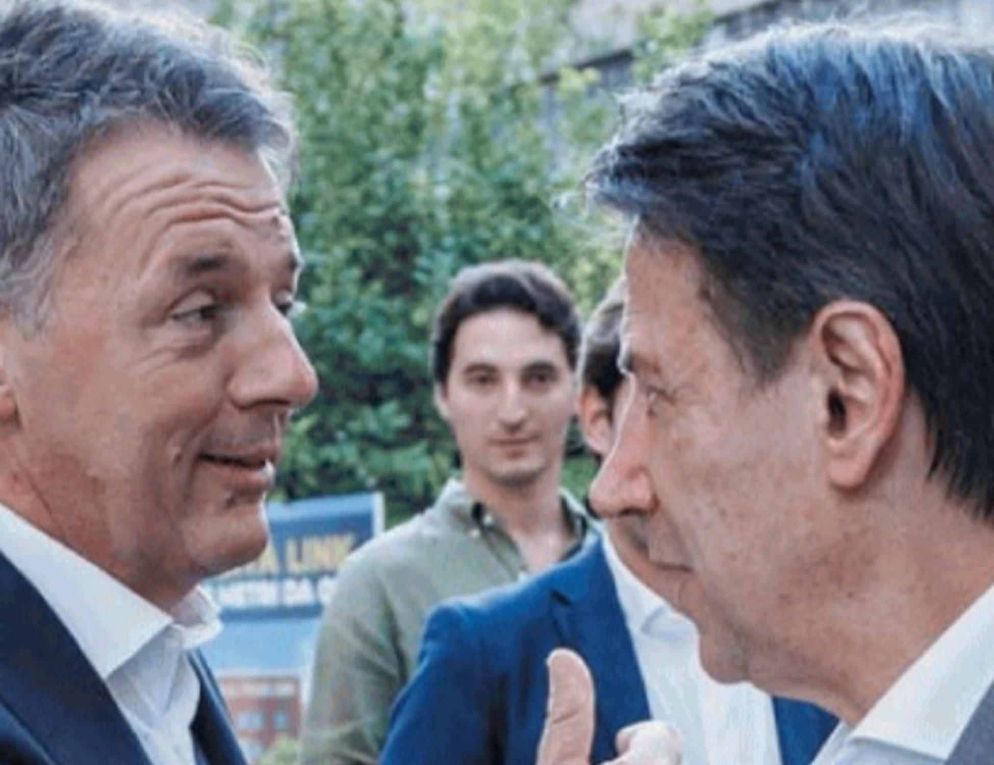 Conte e Renzi, l'incontro ravvicinato e un gesto clamoroso