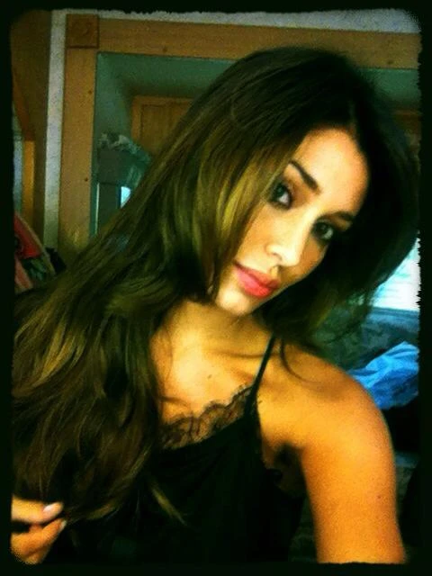 Belen Rodriguez torna mora. Polemiche: "La tintura fa male al bimbo"