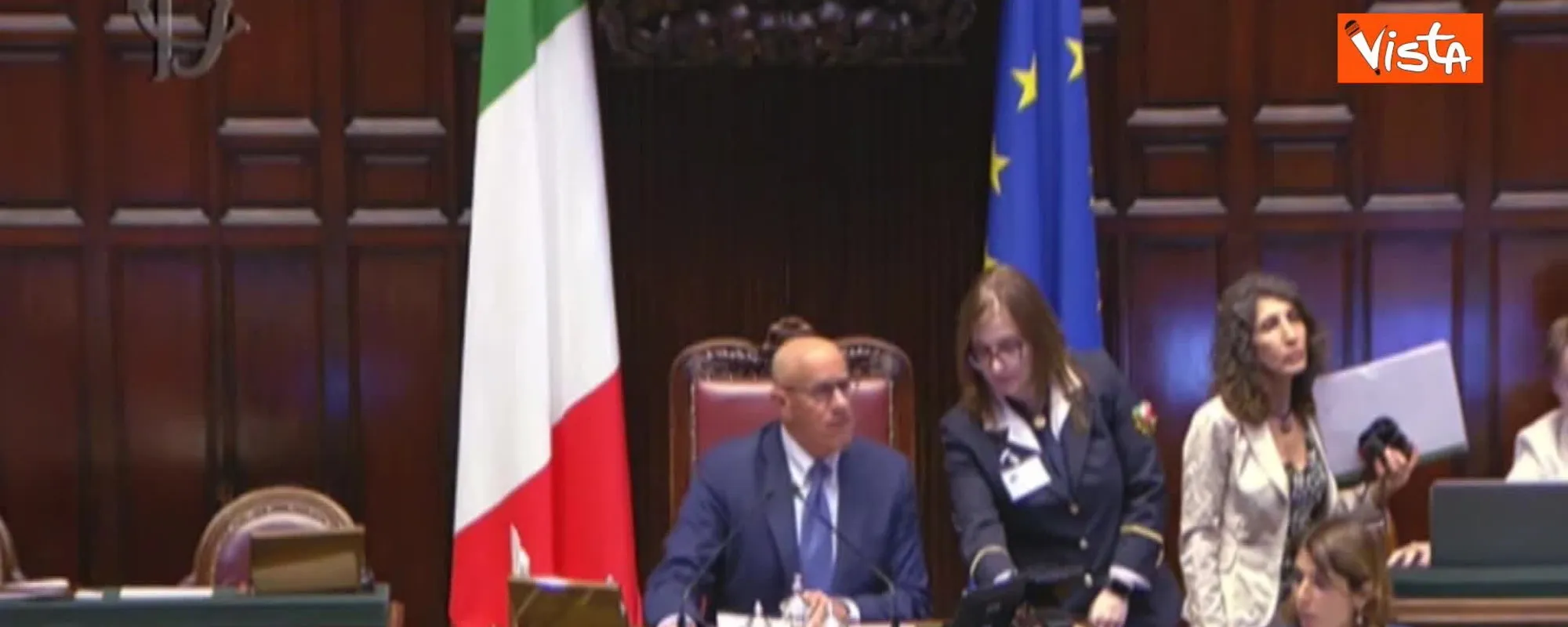 "Cerca l'inquadratura? Non...": Soumahoro umiliato in aula