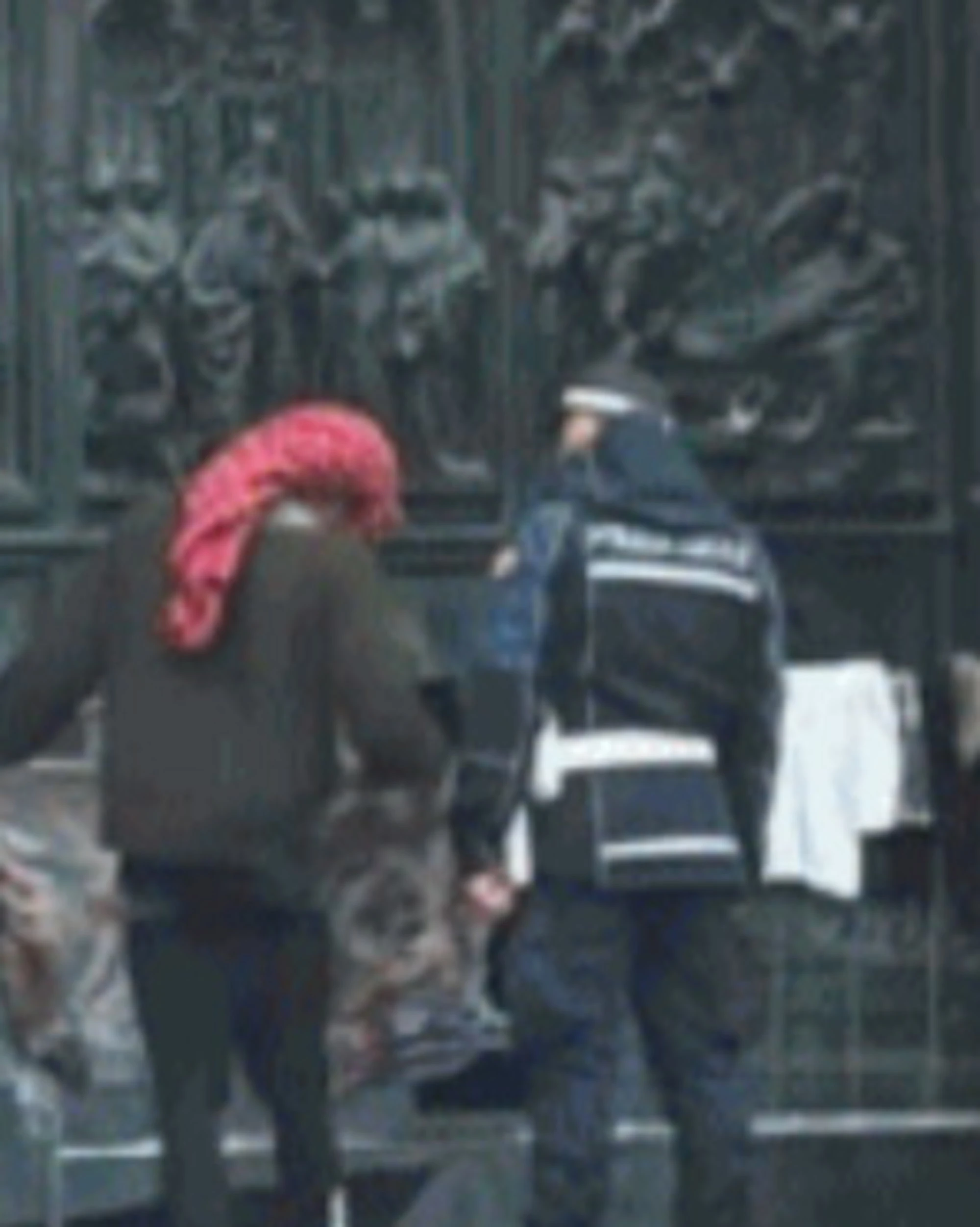 Milano come un suk: stendono i panni davanti al Duomo