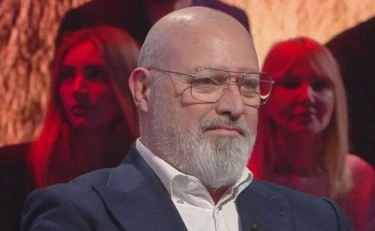 4 Di Sera, colpo di calore per Stefano Bonaccini: si trova tutti contro