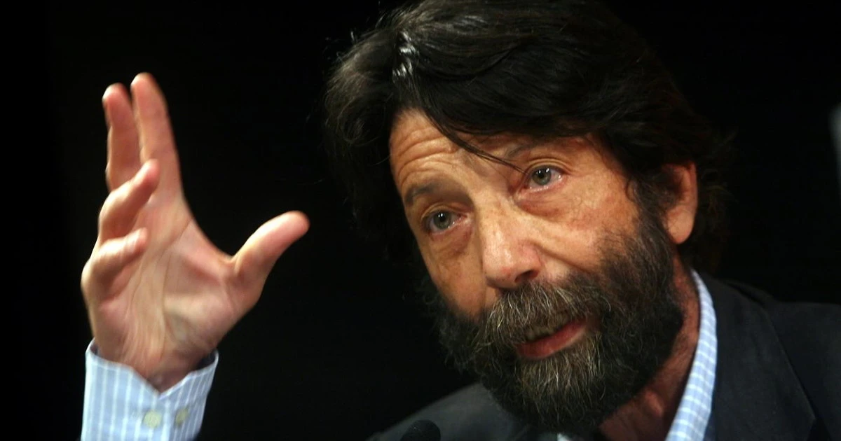 Massimo Cacciari umilia Lucia Azzolina: "Quando parlo di lei, mi cade". Grillina ridicolizzata